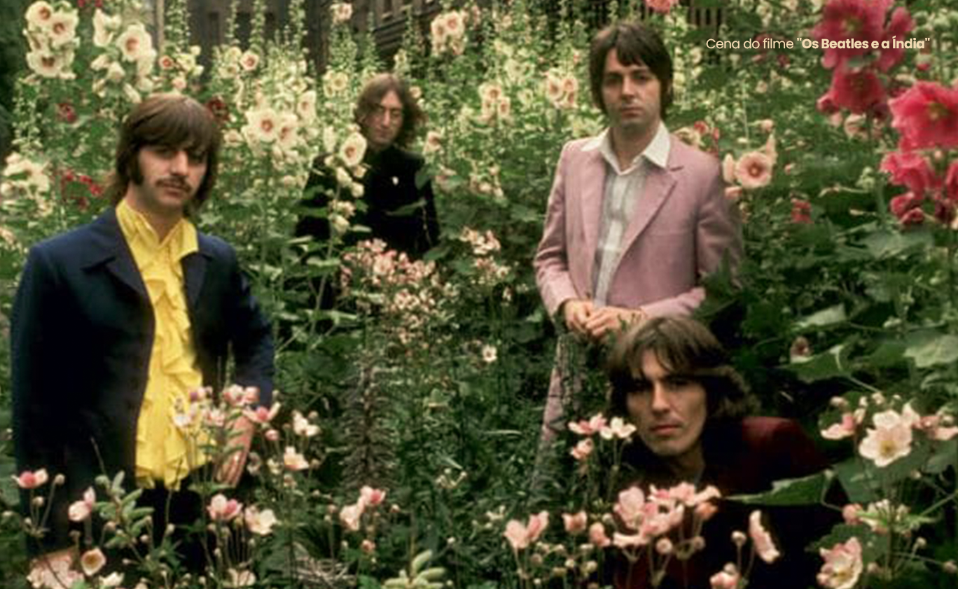 Ringo Starr, John Lennon, Paul McCartney e George Harrison entre flores, em cena do filme "Os Beatles e a Índia"