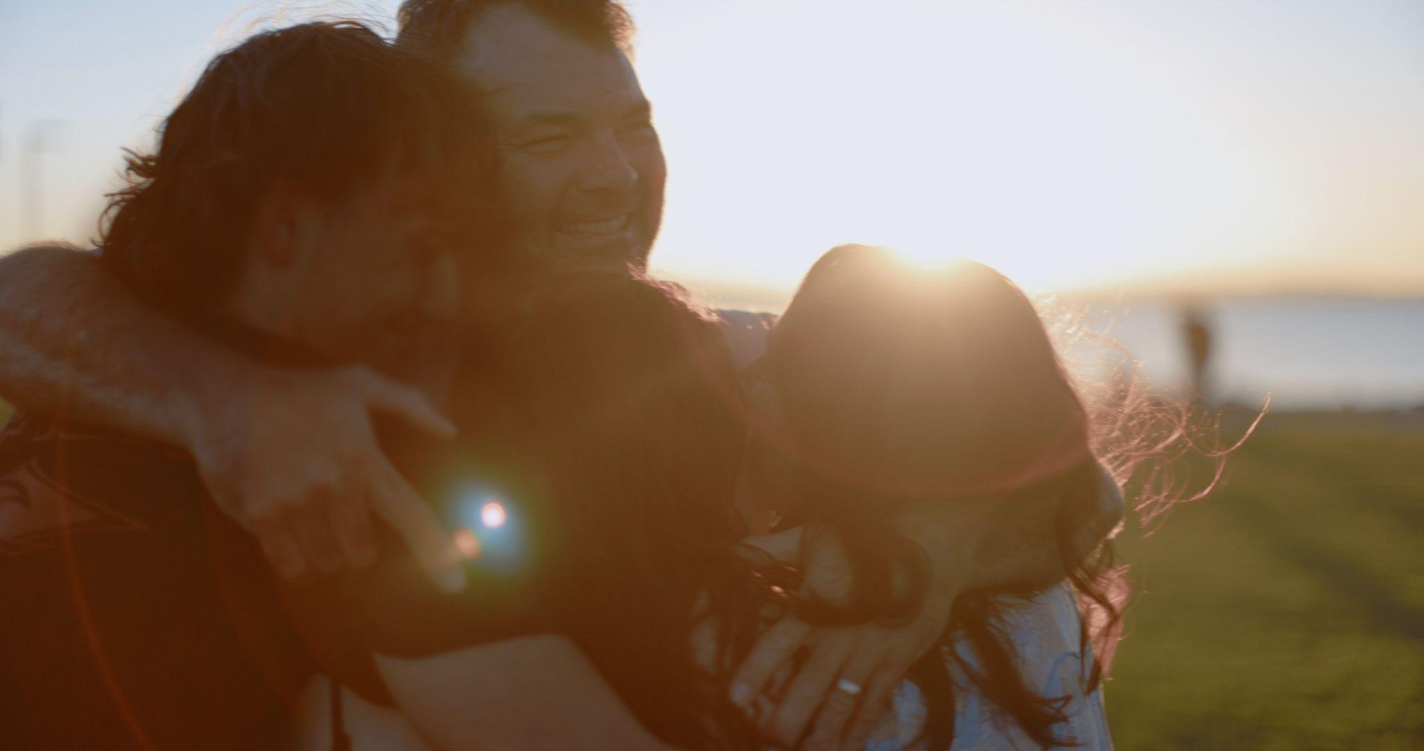 Família reunida ao pôr do sol em cena do documentário Olhar pra Si