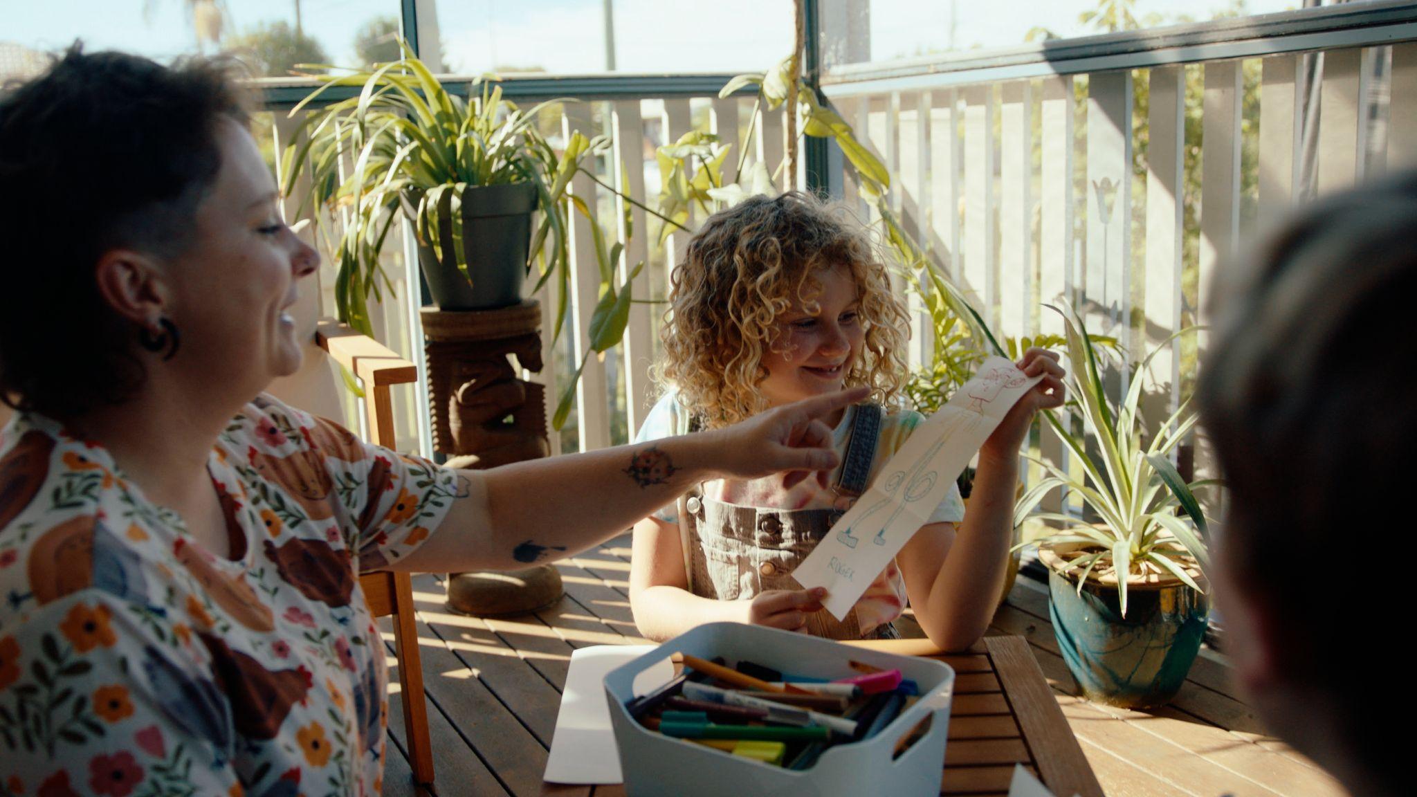 Mãe e filha desenham juntas em cena do documentário Olhar pra Si