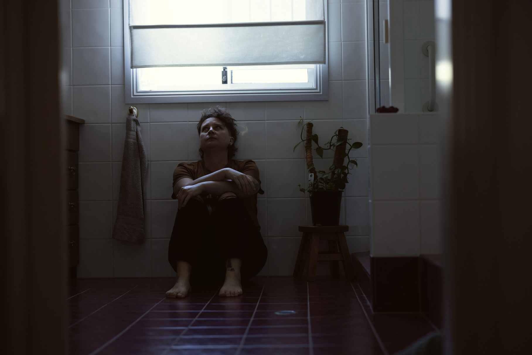 Mãe sentada no chão em cena do documentário Olhar pra Si